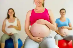 10 exercices ostéo à faire à la maison pendant la grossesse