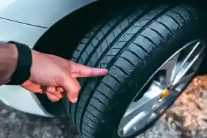 Le témoin d’usure de pneu que 80 % des conducteurs ne regardent pas