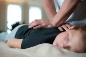 Soulager une lombalgie ou une sciatique avec l’ostéopathie