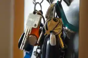 Qui appeler en cas de serrure bloquée ?
