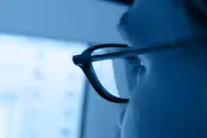 Comment se protéger de la lumière bleue des écrans ?
