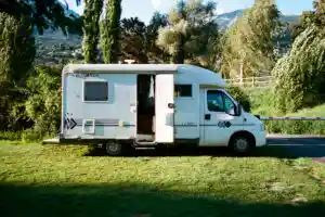 Où stationner son camping-car légalement ? Conseils pratiques pour éviter les sanctions