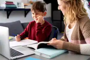 Cours particuliers ou soutien scolaire en ligne : qui fait vraiment progresser l&rsquo;enfant ?