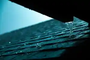 Fuite et infiltration d’eau par la toiture : qui paie ?