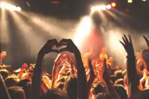 Debout ou assis : comment choisir sa place de concert ?