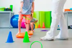 Comment le psychomotricien aide-t-il les enfants à mieux se concentrer ?